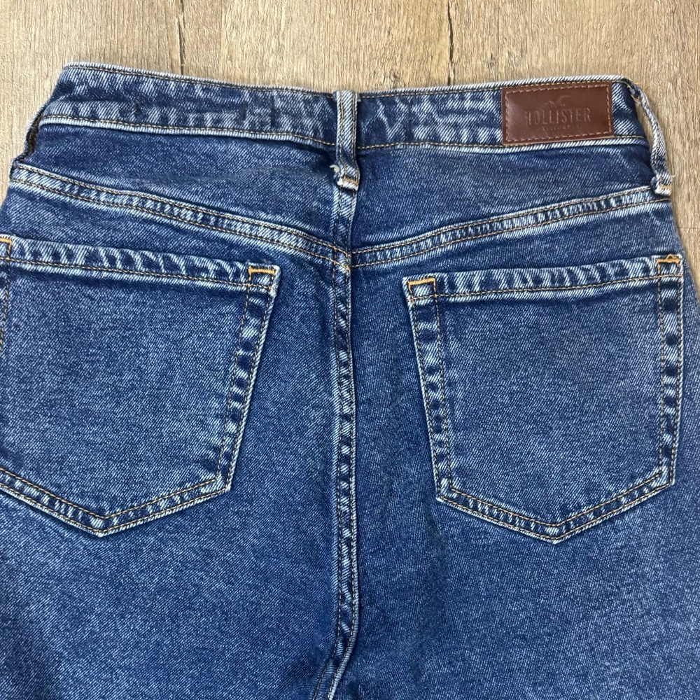 Hollister Women’s Ultra High Rise Vintage Stretch Mom Jeans - Picture 9 of 10